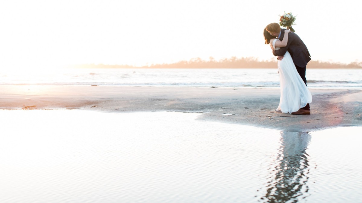 tybee island wedding couple