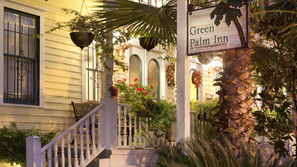 Savannah's Green Palm Inn