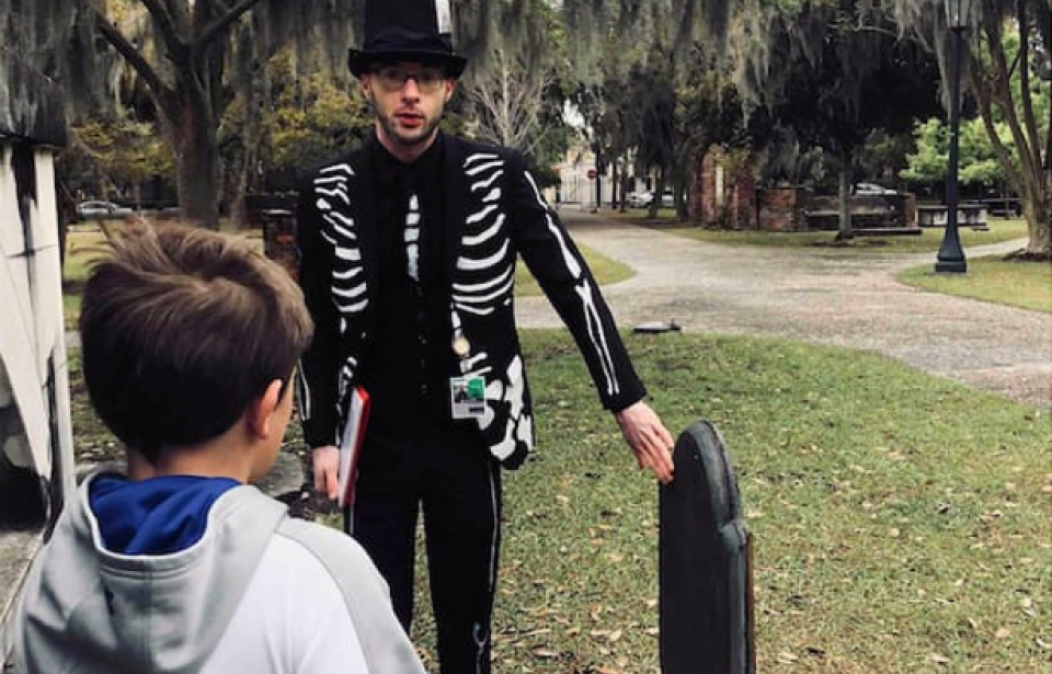 Mr Bones explains a soul portrait to a young boy - Mr Bones of Ole Bones Tours explains a soul effigy or soul portrait to a young boy of nine years old. This is the headstone of Mr. Teleman Cuyler, who passed in 1772. Mr Bones explains a soul portrait to a young boy - Mr Bones of Ole Bones Tours explains a soul effigy or soul portrait to a young boy of nine years old. This is the headstone of Mr. Teleman Cuyler, who passed in 1772.