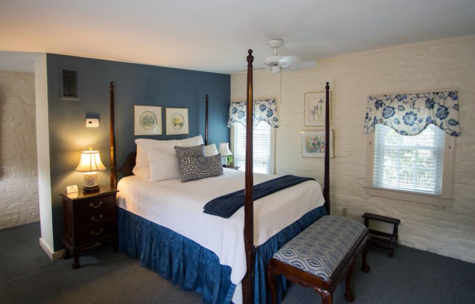 Blue Cottage - Enjoy one of our cozy cottages set in our charming courtyard garden. Blue Cottage - Enjoy one of our cozy cottages set in our charming courtyard garden.