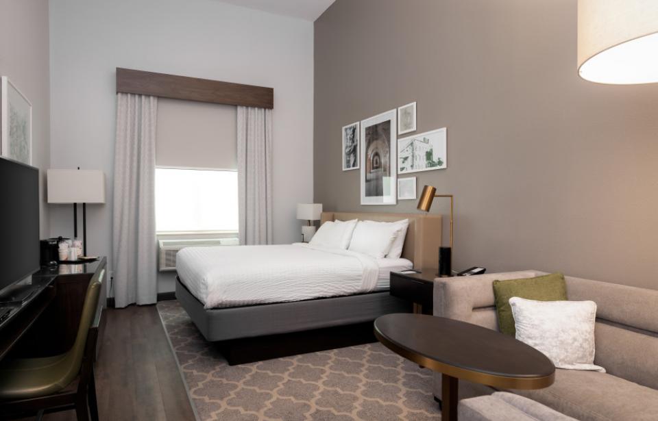 The Bluff Hotel King Studio