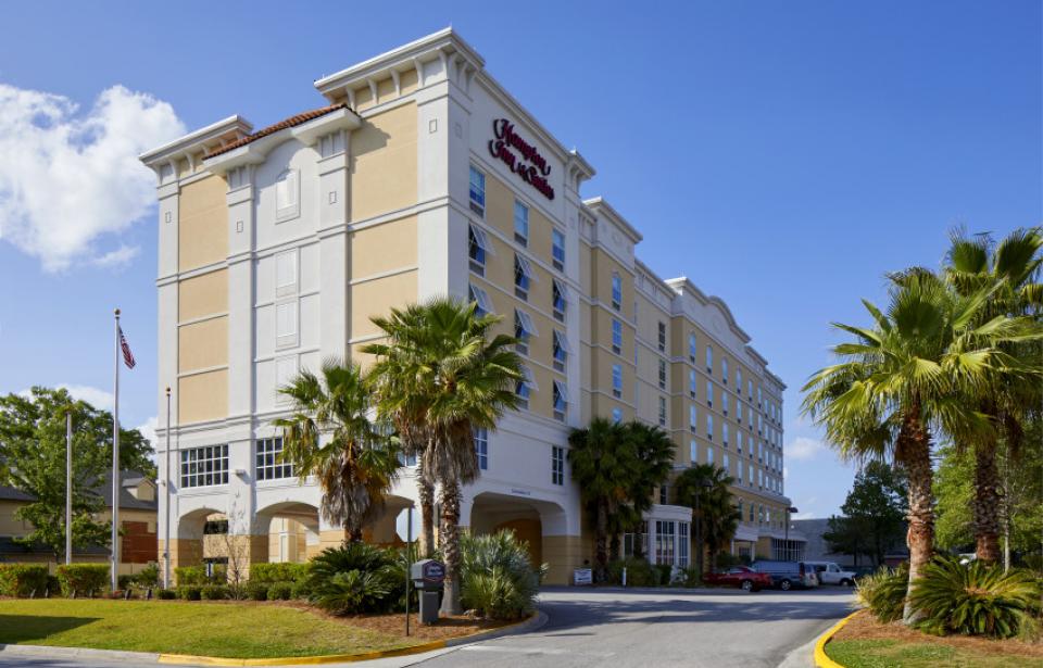 Hotel Exterior - With over 100 stores, 100 restaurants and two shopping malls within a three-mile radius, we are your premiere choice when visiting Savannah. Hotel Exterior - With over 100 stores, 100 restaurants and two shopping malls within a three-mile radius, we are your premiere choice when visiting Savannah.