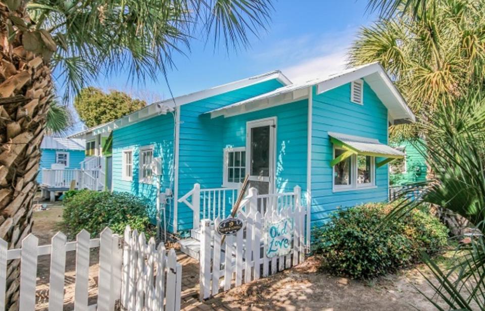 Old Love Cottage circa 1921 - Vintage Beach Cottage. Exactly 99 1/2 steps to the beach with your beach path just outside the cottage picket fence. Ideal for Honeymooners or even just one person. Garden area, WIFI. Close to restaurants including Sundae Cafe and others! Old Love Cottage circa 1921 - Vintage Beach Cottage. Exactly 99 1/2 steps to the beach with your beach path just outside the cottage picket fence. Ideal for Honeymooners or even just one person. Garden area, WIFI. Close to restaurants including Sundae Cafe and others!