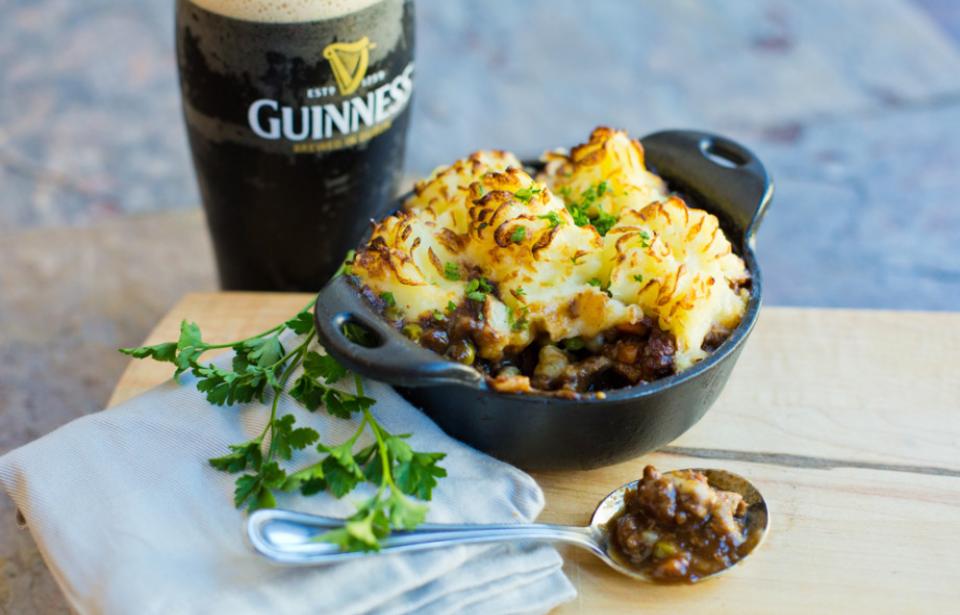 Churchill S Restaurant And Pub Visit Savannah Restaurants Bars Good For Groups Delivery With Meeting E Wedding