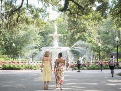 forsyth-park-walk-fountain-friends-girls.jpg